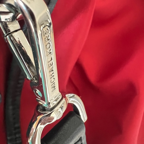 MICHAEL KORS Duffle Bag & a “FREEBIE” 🔥 MK card holder ❤️ - Picture 7 of 14